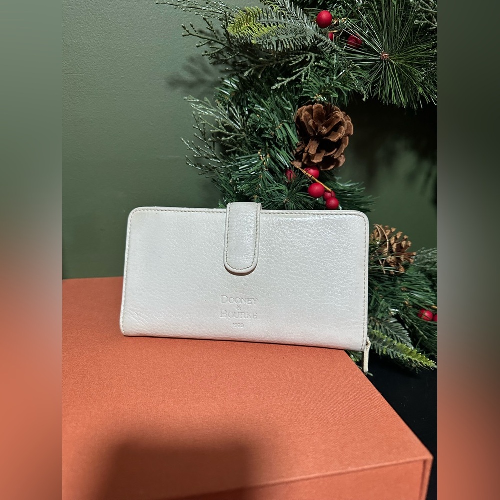 LOW START ✨Dooney & Bourke Wallet